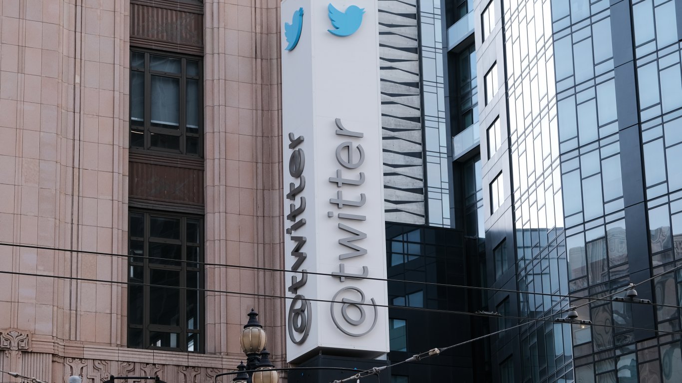 Мъск разширява съкращенията в Twitter, но отлага платеното удостоверяване на профили