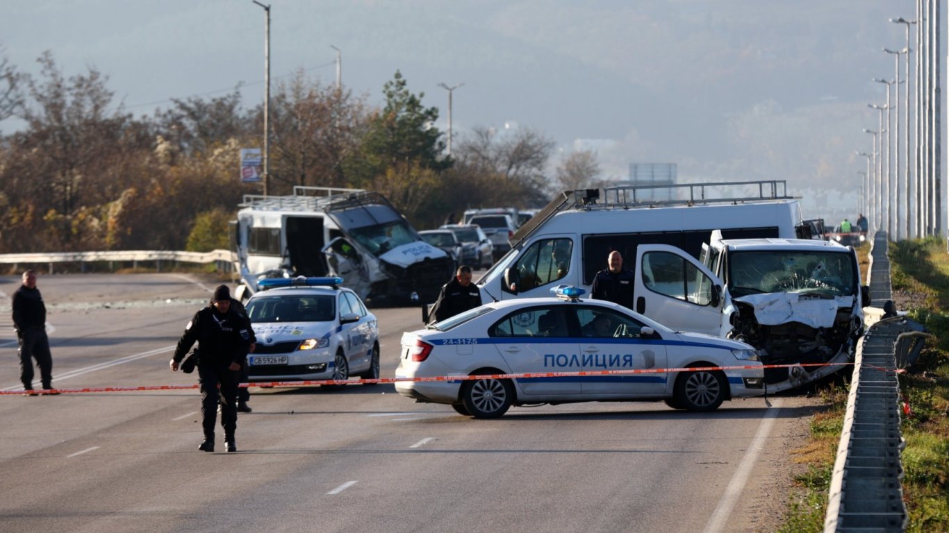 Шофьорът на мигрантите, врязал се в полицейския бус в Казичене, е българин (снимки)