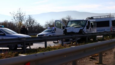 Полицейският бус в който след гонка се вряза бус превозващ