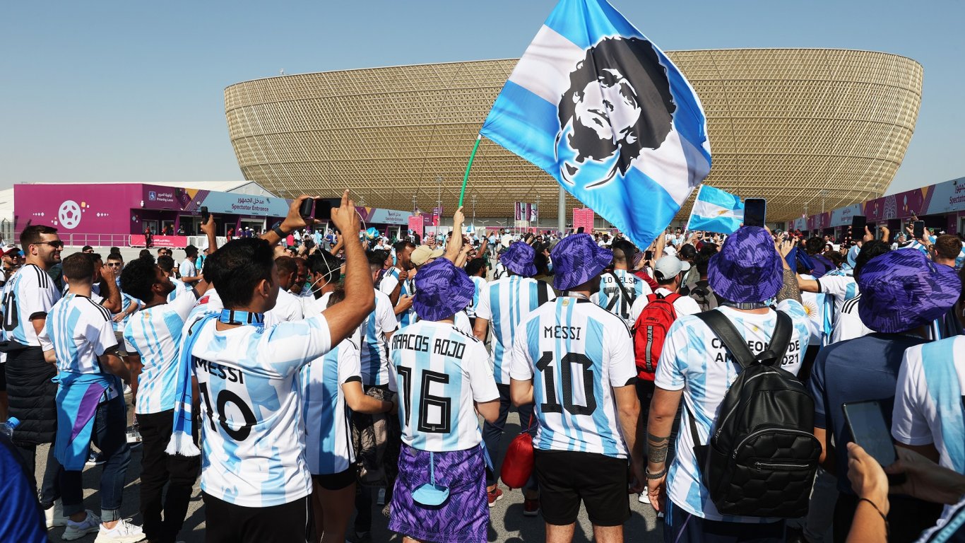 Отвориха вратите на дома на Марадона, стотици аржентинци гледат мачовете заедно в "храма"