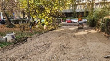 Започна ремонт на градинката пред хотел "Рила" в столицата (снимки)