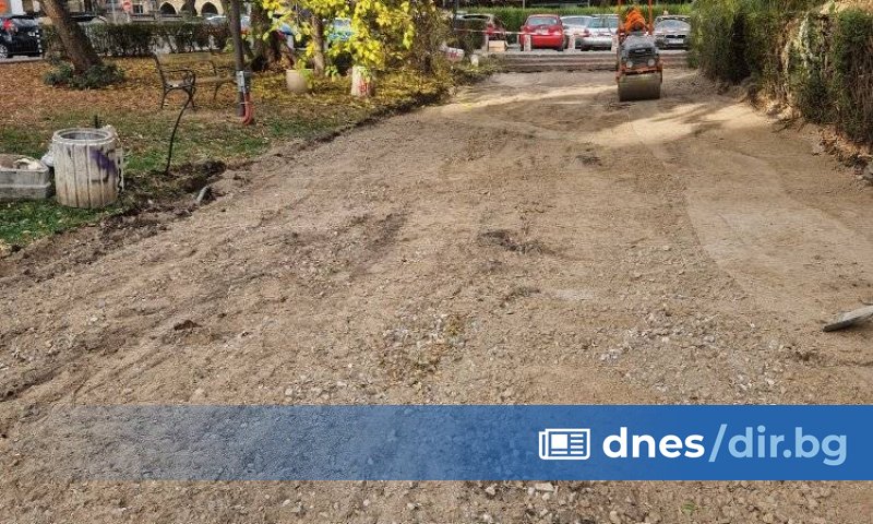 Започна ремонт на градинката пред хотел Рила в центъра на