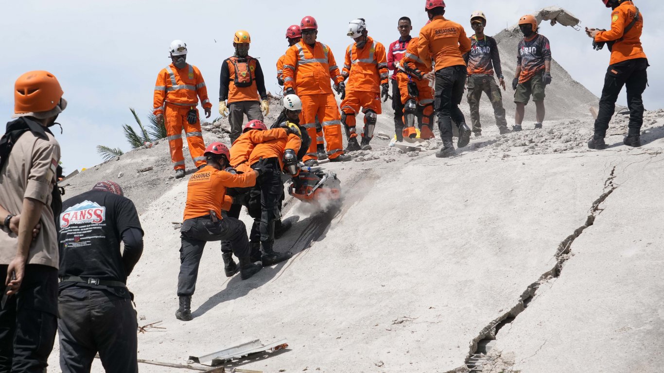 Жертвите на земетресението в Индонезия станаха 252 (видео)