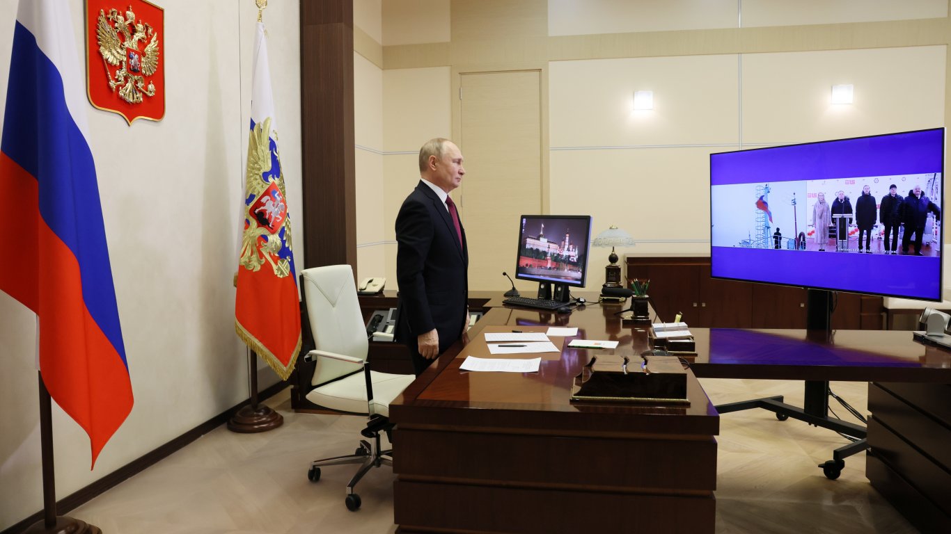 Путин "пусна" на вода един от най-големите ледоразбивачи в света - "Якутия" (видео)