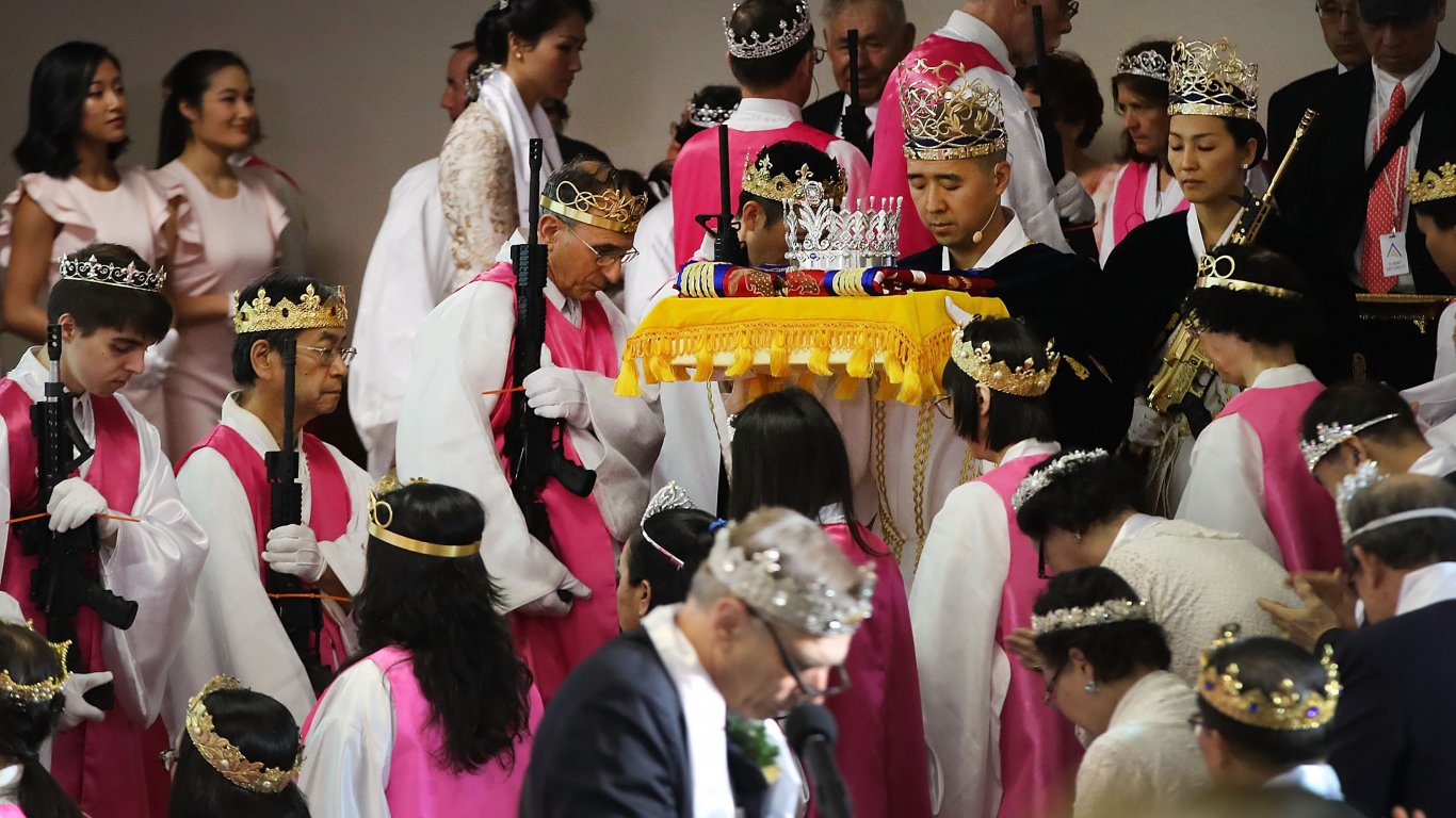 Токио разследва Църквата на Мун след скандал заради връзка с партията на премиера