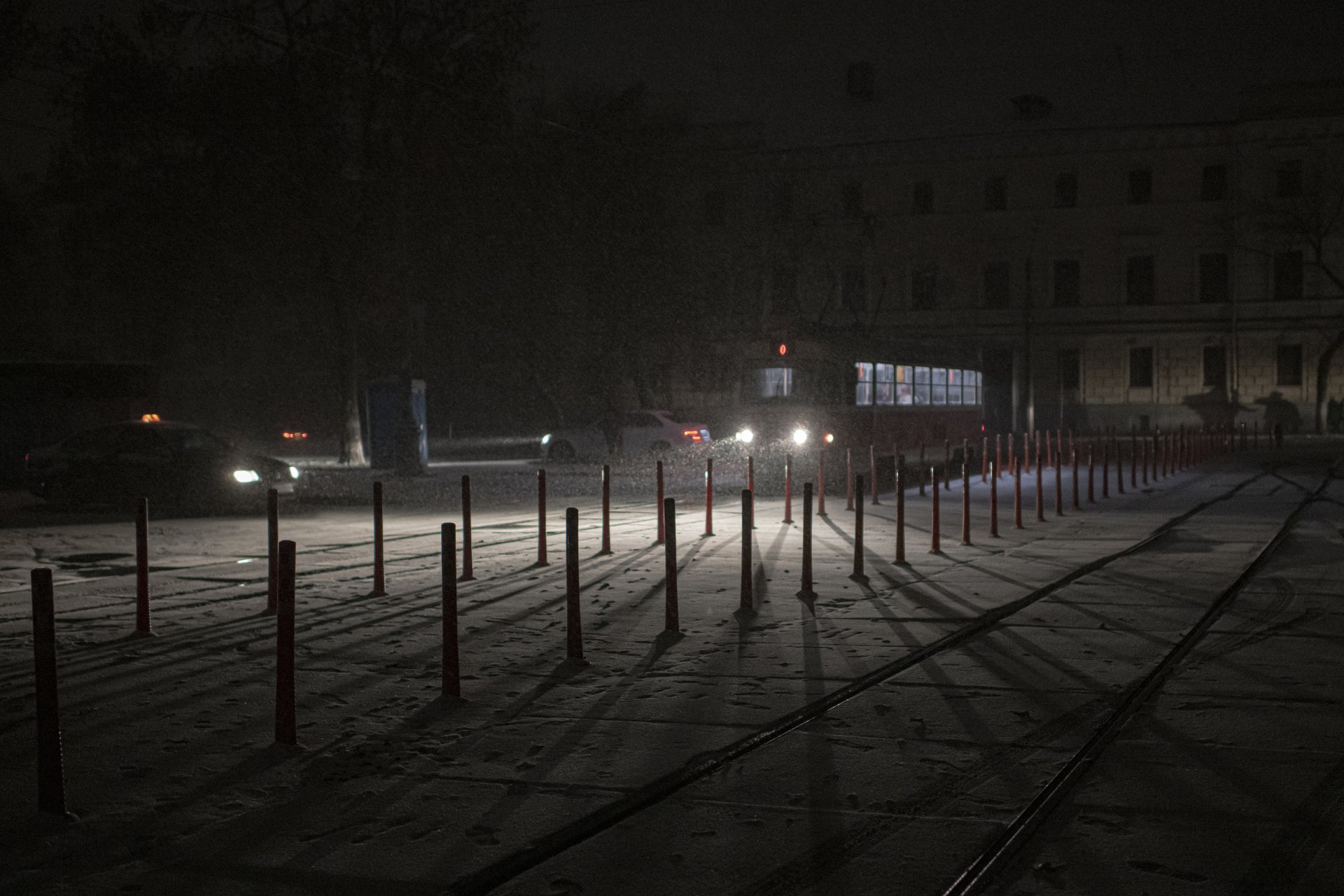 Трамвай се движи в тъмното на заснежения Киев, 18 ноември. Столицата на Украйна е силно засегната от кризата в снябдяването с електроенергия след руските удари по енергийнта инфраструктура