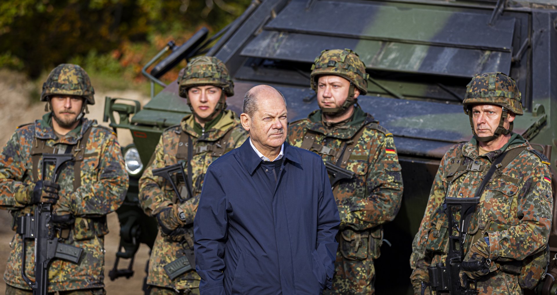 Канцлерът на Германия Олаф Шолц сред германски военни