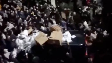 Протести и безредици в китайски завод, в който са заключени над 200 000 заради COVID (видео)