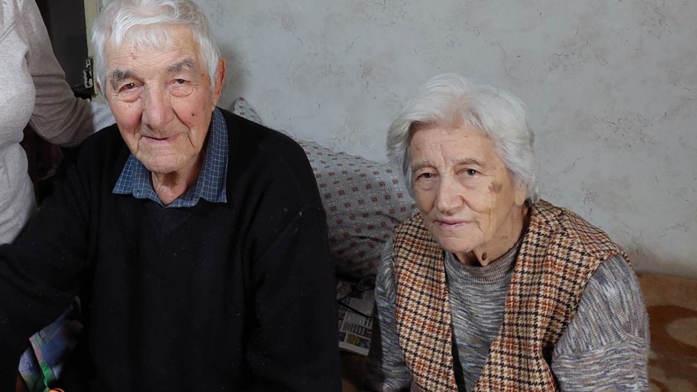 Съпрузи от павликенско село отпразнуваха 70-годишнината от сватбата си (видео)