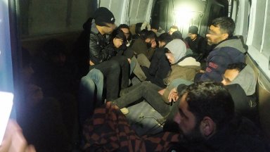 Заловиха 23-ма нелегални мигранти в микробус в Карловско 