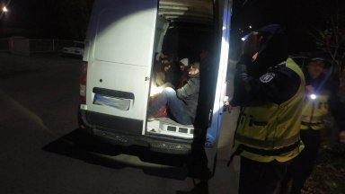 Бежанците са били в микробус с албанска регистрация управляван от