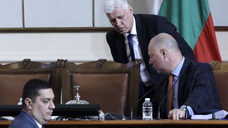 Секретарят на Радев: Премиерът манипулативно дава данни за пожарогасителната техника