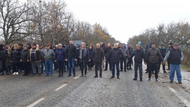 Жители на село Тотлебен община Пордим затвориха днес с жива