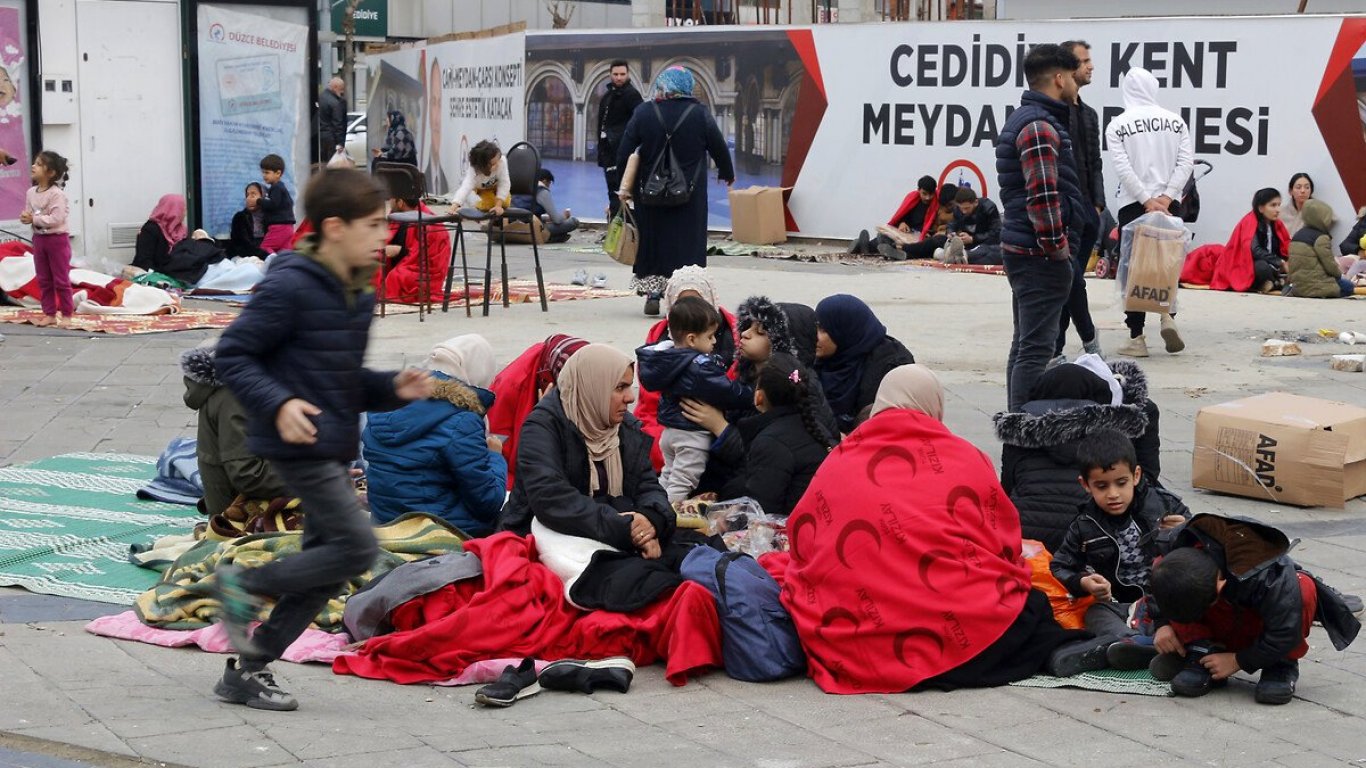 100 вторични труса в Турция, училищата спряха занятия