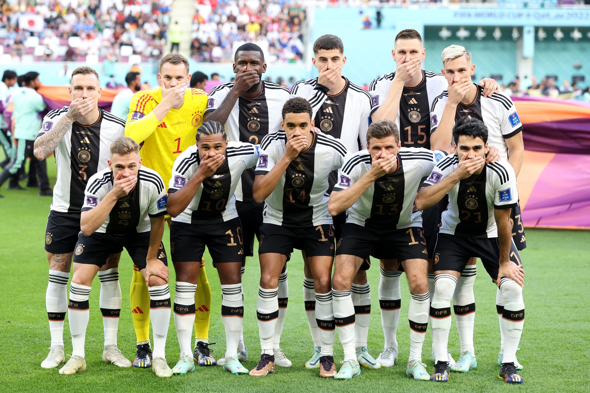 Протестът срещу Катар дойде от германските национали, които запушиха усти преди мача с Япония.