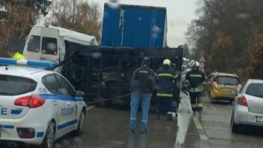 Затворен остава пътят Е 70 Разград Русе заради катастрофа между ТИР