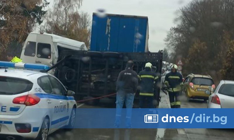 Затворен остава пътят Е-70 / Разград-Русе/ заради катастрофа между ТИР