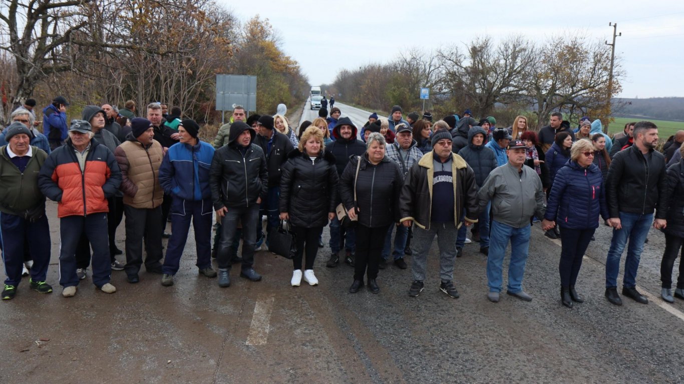 Жителите на село Тотлебен затвориха главния път София-Русе в протест