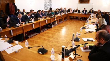 Правната комисия в парламента отказа да гледа извънредно законопроекта на