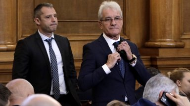 В парламента се скараха чий законопроект да мине по напред с