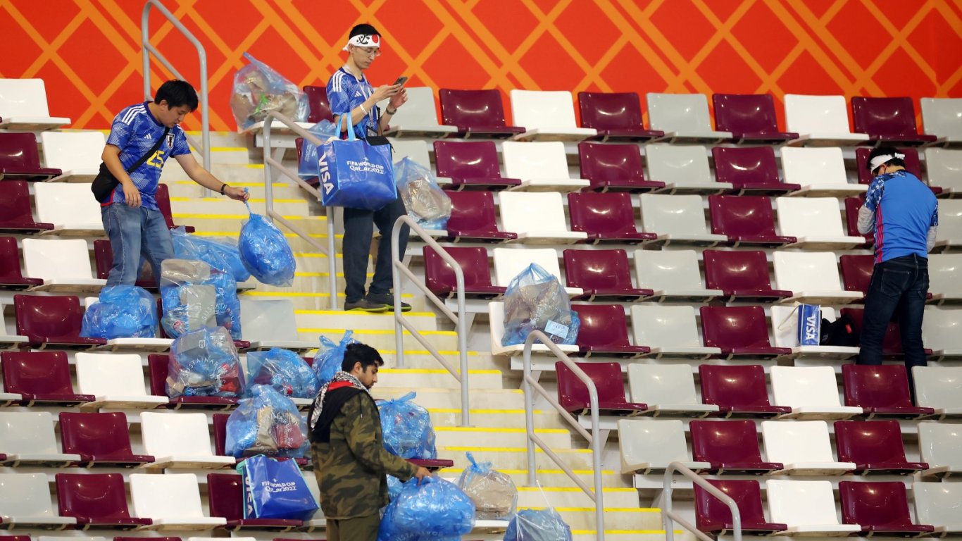 Японските фенове спазиха традицията - почистиха стадиона след най-паметната победа