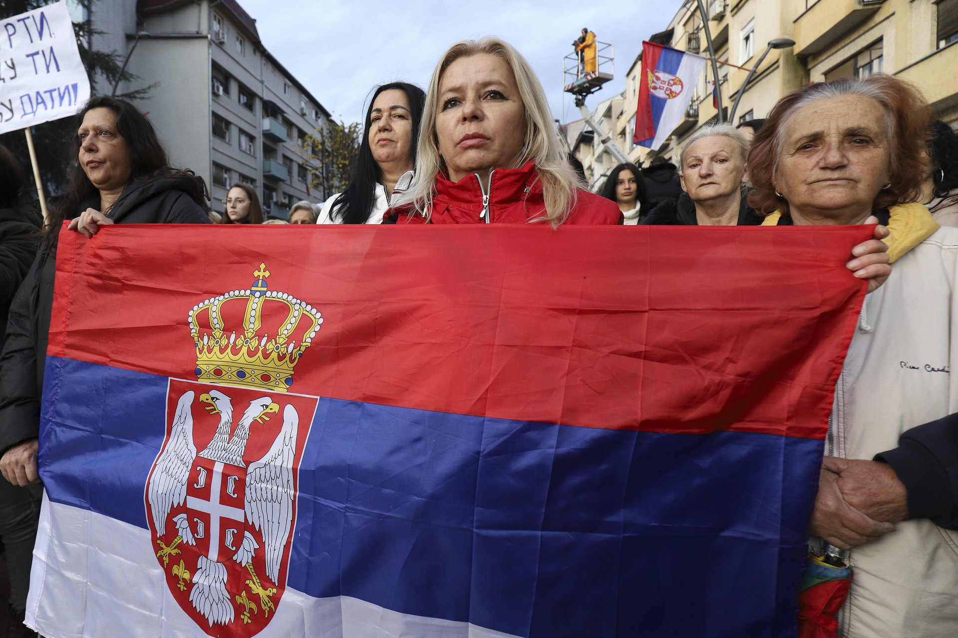 Сърби държат сръбския флаг по време на протест в Косовска Митровица, Косово на 23 ноември