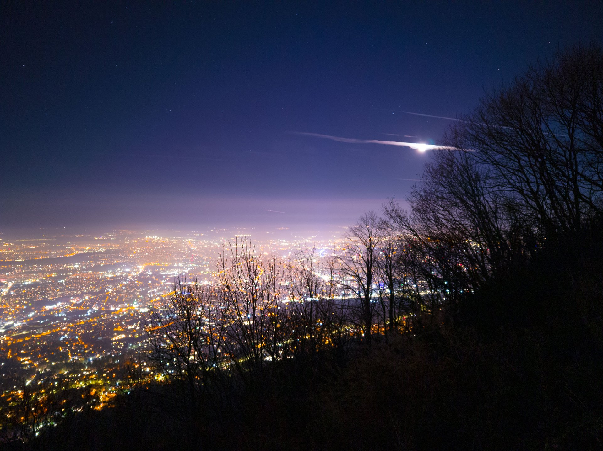 Mikhail Minkov photographed "Mega Moments: Night above the city" with the Xiaomi 12T Pro