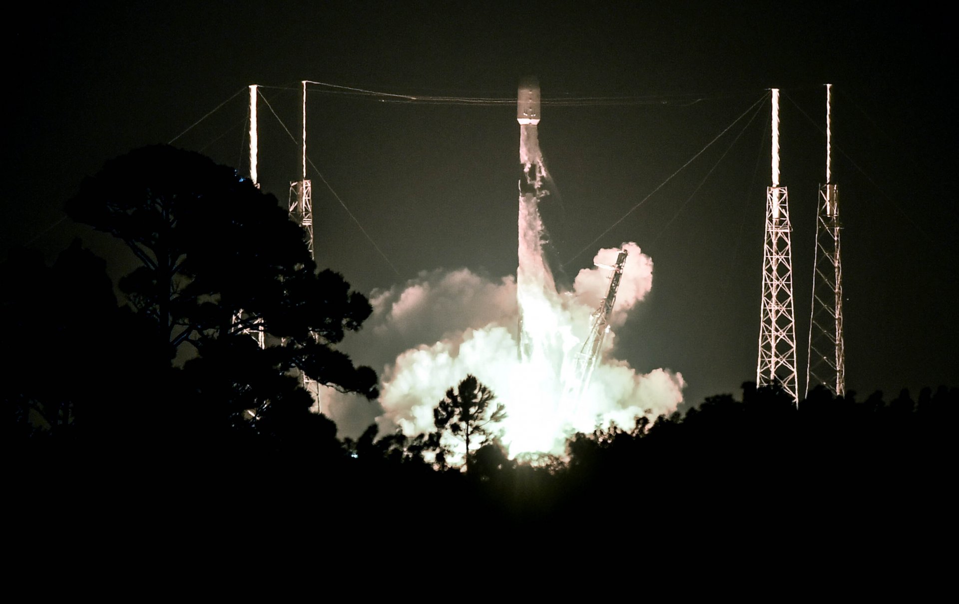 Ракетата Falcon 9 на SpaceX, извеждаща интернет сателити Starlink, излита от стартовия комплекс Кейп Канаверал във Флорида, в събота вечер, 24 септември 2022 г.