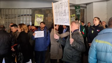 Десетки пловдивчани протестират пред сградата на Общинския съвет в Пловдив