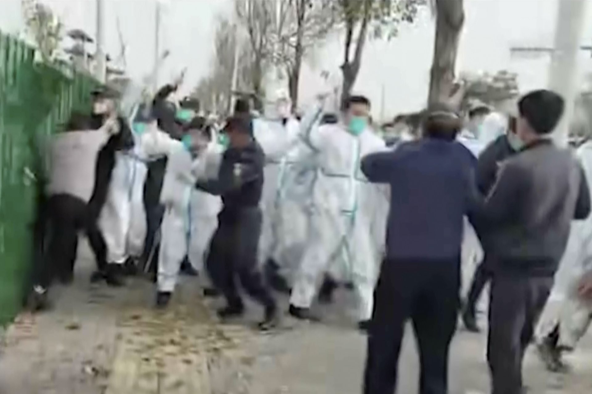 Сили на реда в специално защитно облекло потушават протестите в завода на "Фокскон" в Чжънчжоу