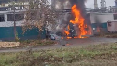 Камион цистерна се е взривил на входа на завода за производство