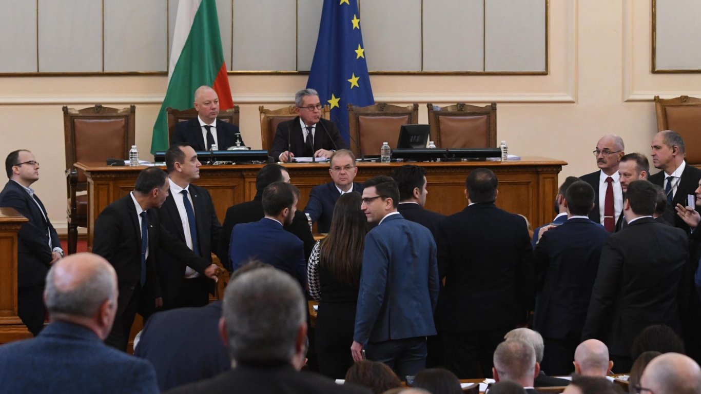 ГЕРБ и ПП в пореден спор, отлагат парламентарния контрол за извънредно заседание във вторник