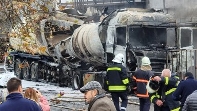 Камион цистерна гръмна пред завод в Русе, има загинал (снимки/видео)