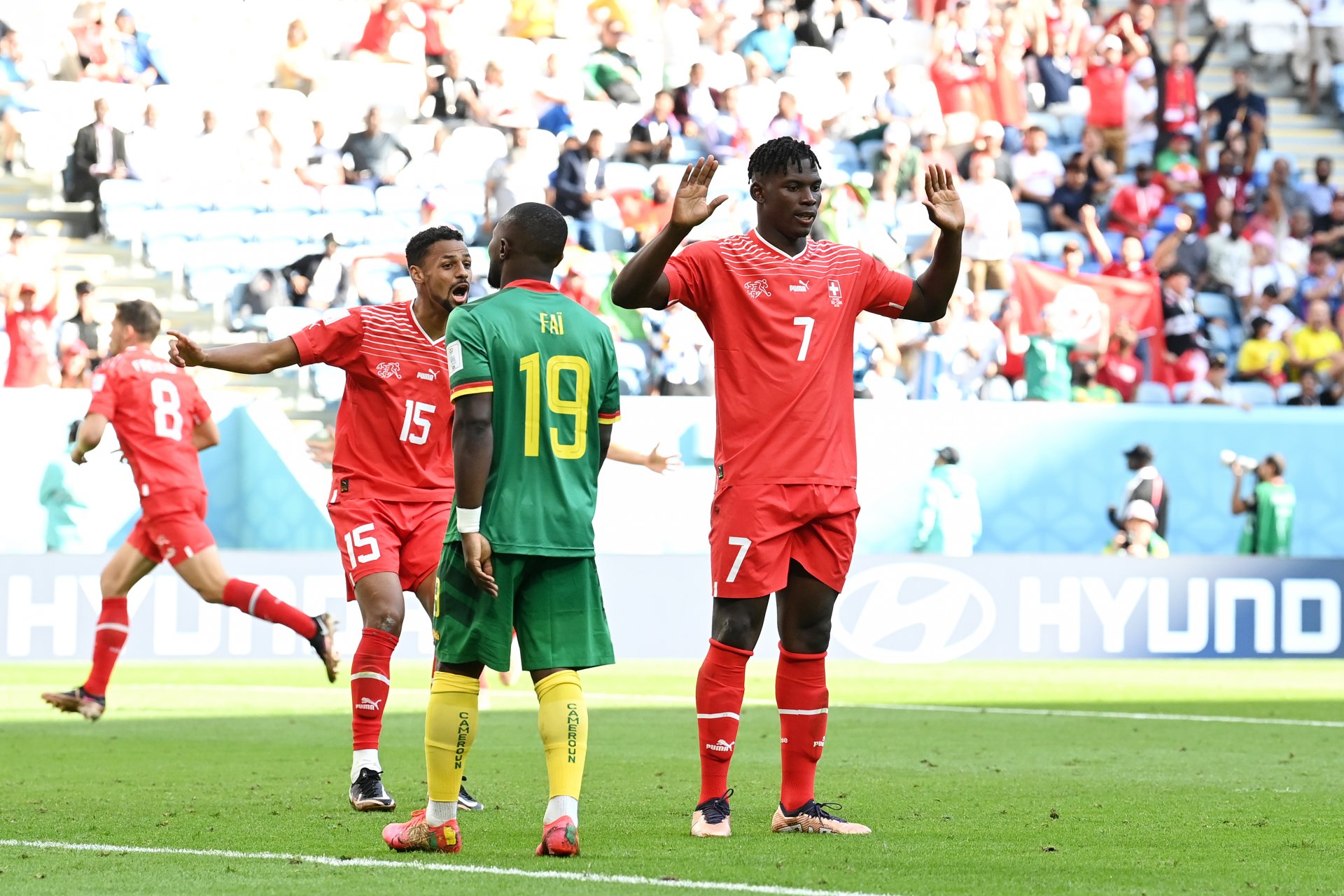 Мачът между Швейцария и Камерун показа глобализацията на съвременния футбол. Камерунецът Бреел Емболо вкара победния гол за европейския тим срещу родината си и избра да не се зарадва.