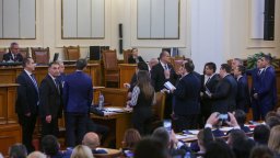 На живо в Dir.bg: Депутатите решават да върнат ли хартиената бюлетина