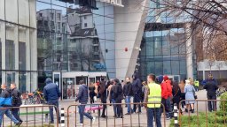 Евакуираха посетителите на столичен мол, оказа се учение (видео)