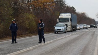 Пламнал ТИР блокира трафика през Прохода на Републиката съобщиха от
