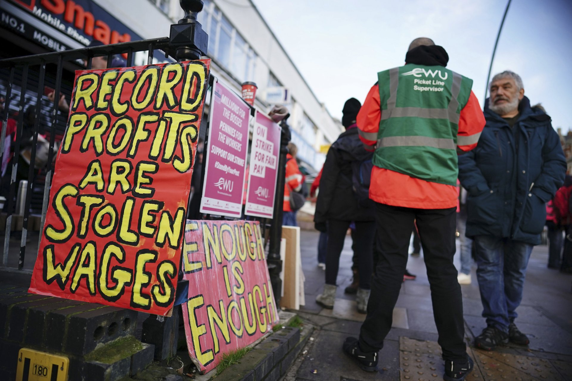 Пощенски работници на стачка в Лондон