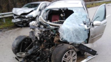 Двама души пострадаха и са в болница след тежка катастрофа