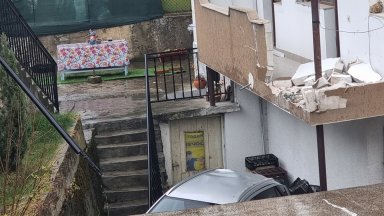 Лека кола излетя от пътя на смолянска улица отнесе терасата