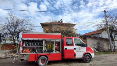 Пожарникари спасиха къщата на семейство с три деца от пловдивското село Рогош