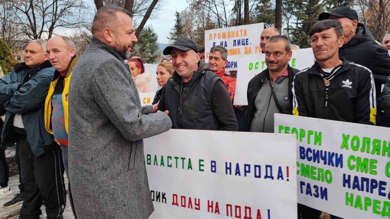 Ракитово се вдигна на протест срещу отстраняването на кмета си (снимки/видео)
