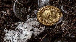 Златна монета доказва, че "фалшив" римски император е бил истински