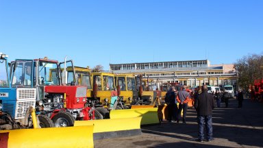 Над 100 специализирани машини са в готовност за денонощното зимно