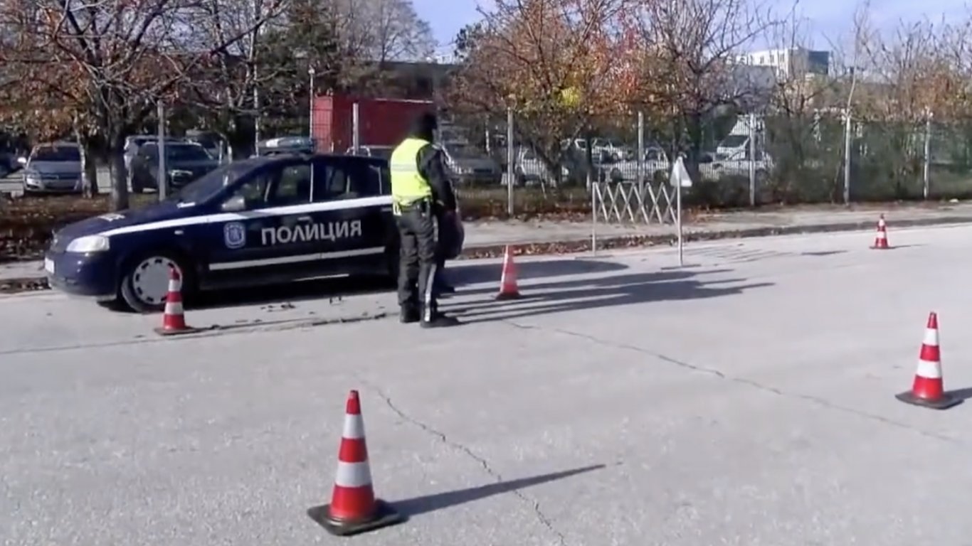 Полицаи от цяла България се учиха как да ползват лента с шипове, МВР купува спешно 1200 бройки