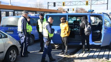 13 нелегални мигранти са задържани на входа на София при Горубляне съобщи