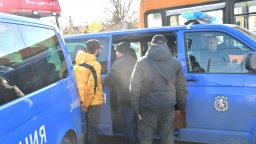 Хванаха 8 мигранти в лек автомобил на входа на София