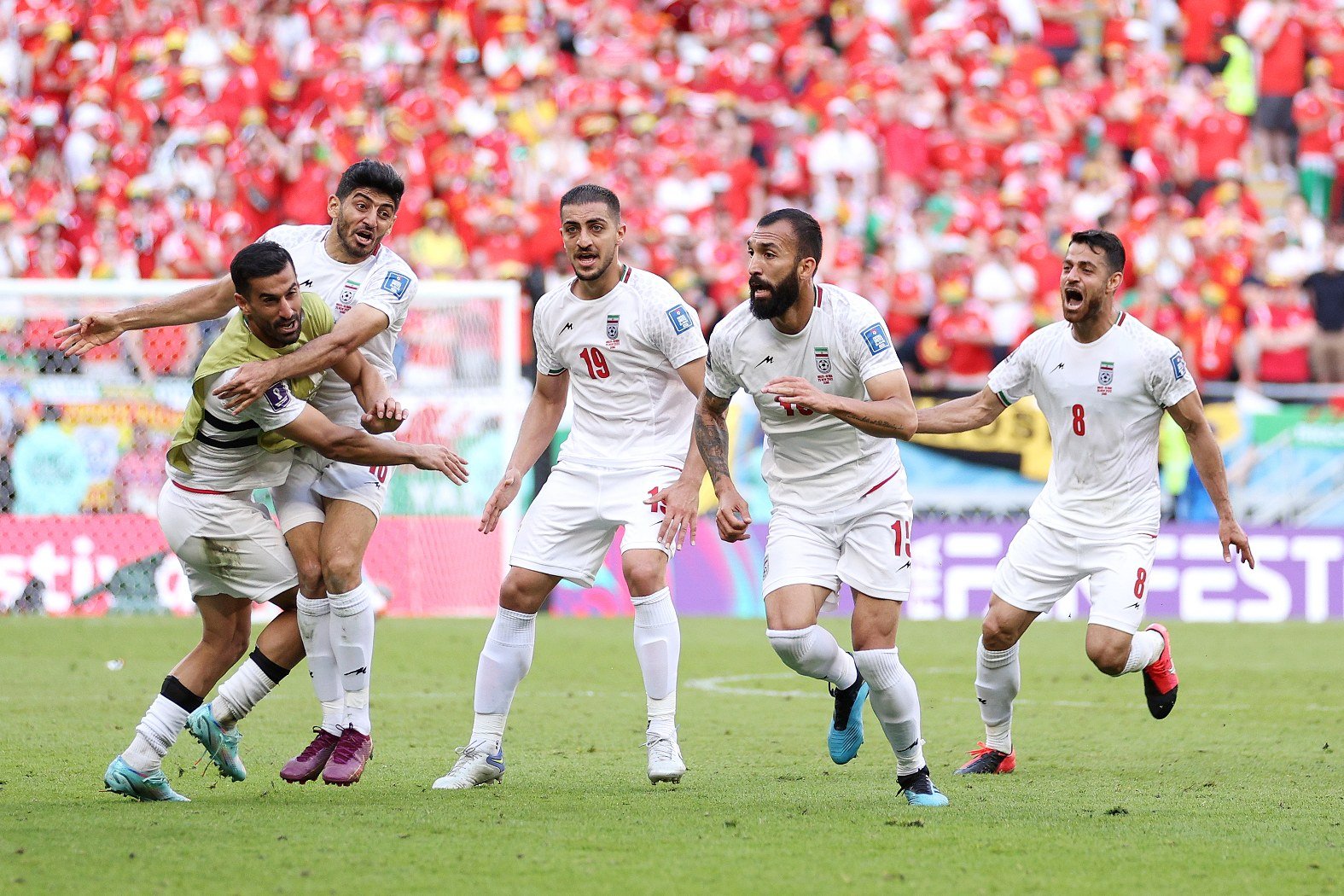 На терена иранците постигнаха драматична победа с 2:0 над Уелс с късни голове и изхвърлиха Гарет Бейл и компания от Мондиала
