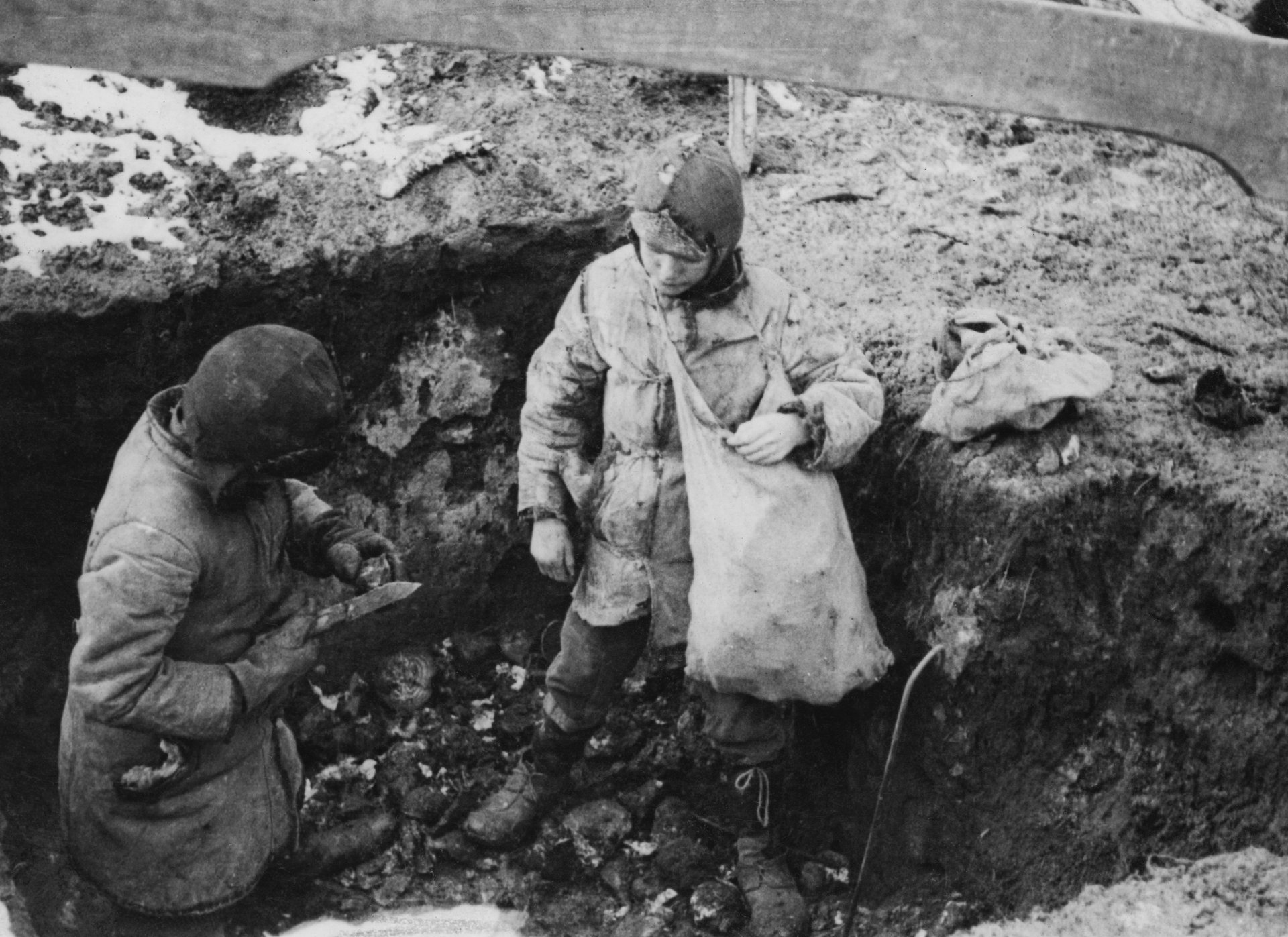 През 1932 г. и 1933 г. около 3,5 милиона украинци стават жертва на Гладомора (на украински "Голодомор", което означава "изтребление чрез глад"), причинен от режима на Сталин