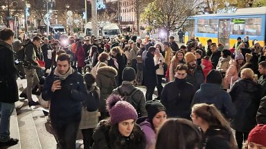 Десетки граждани се събраха пред Съдебната палата в София за